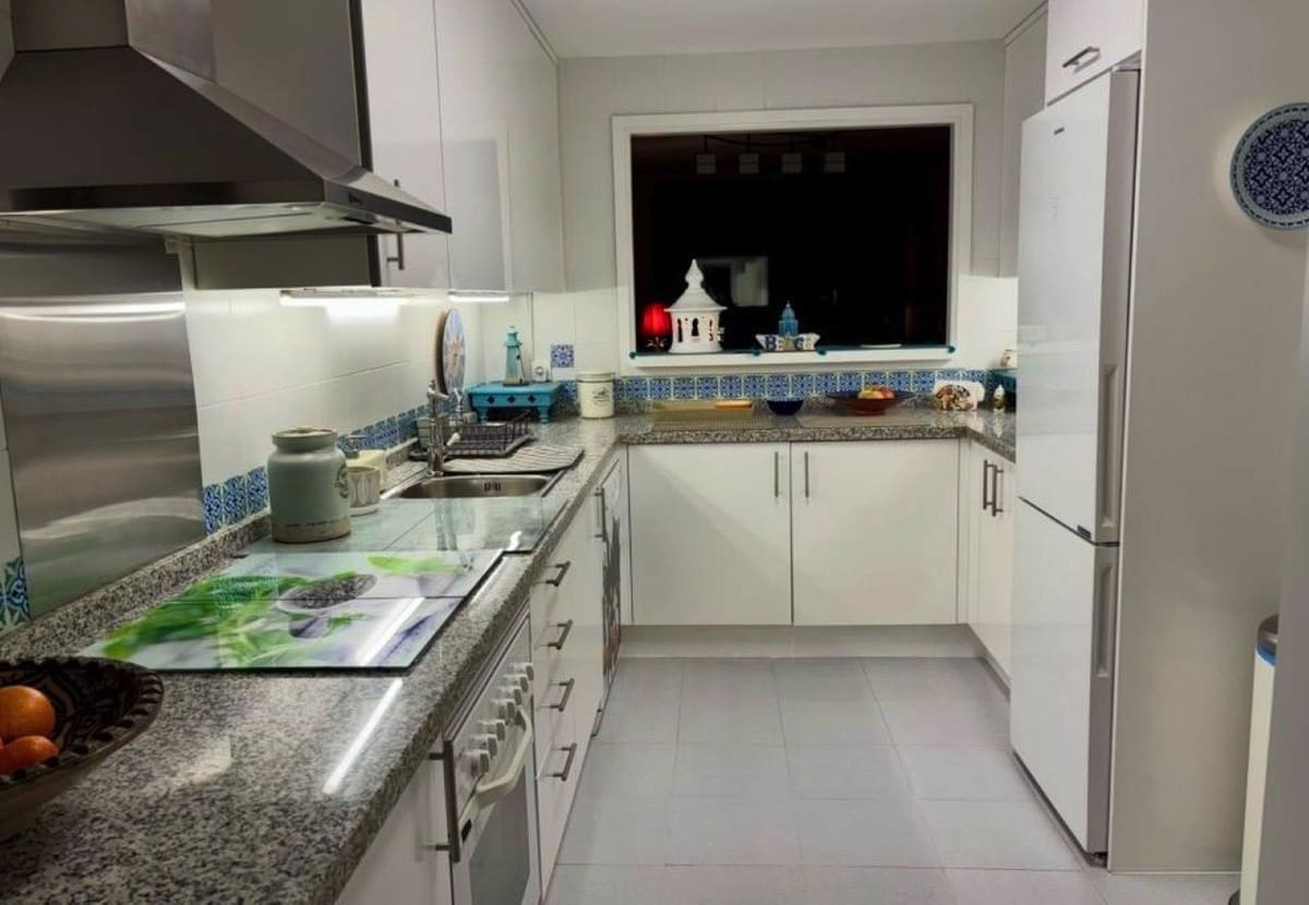 2 soveværelse Lejlighed til salg i La Duquesa / Puerto de la Duquesa med swimmingpool garage - € 325.000 (Ref: 9696720)