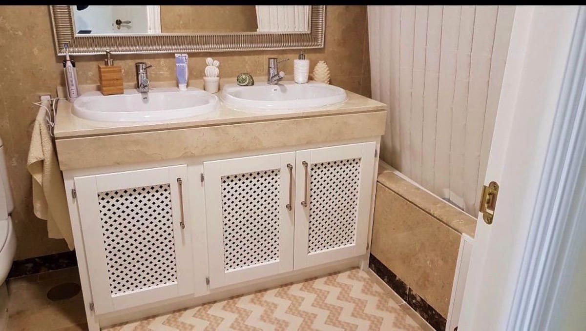 2 soveværelse Lejlighed til salg i La Duquesa / Puerto de la Duquesa med swimmingpool garage - € 325.000 (Ref: 9696720)