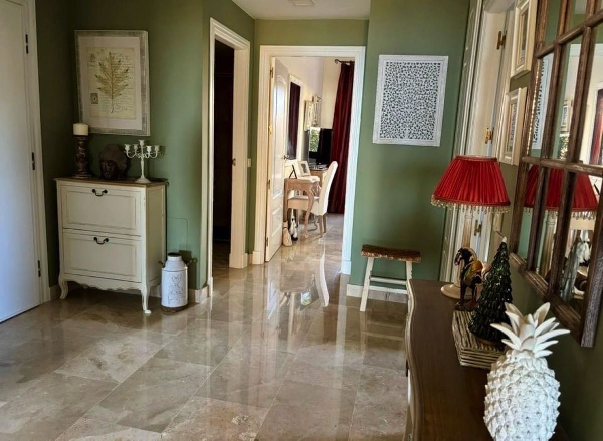 2 soveværelse Lejlighed til salg i La Duquesa / Puerto de la Duquesa med swimmingpool garage - € 325.000 (Ref: 9696720)