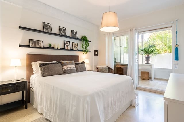 2 makuuhuone Huoneisto myytävänä paikassa Río Real, Marbella mukana uima-altaan 
autotalli - 445 000 € (Ref: 9696721)