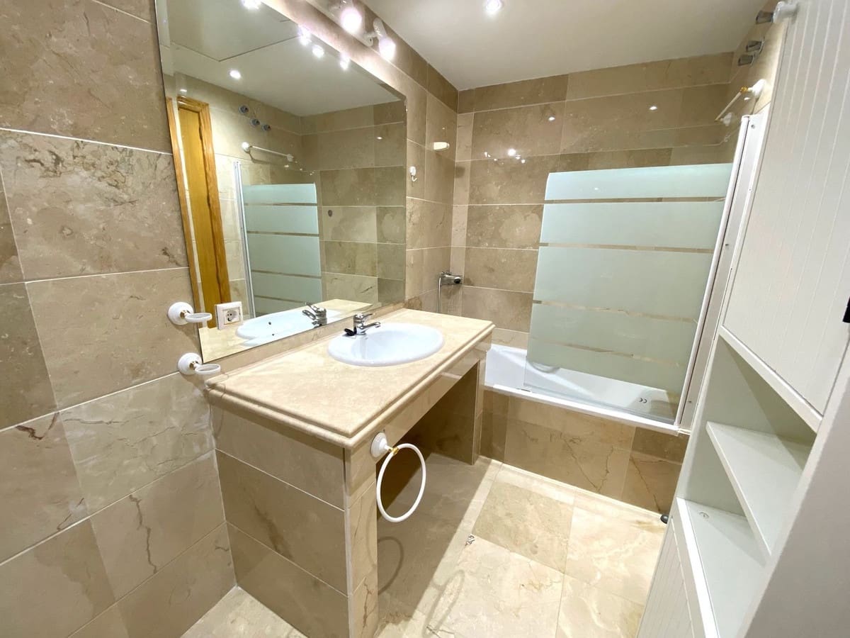 2 bedroom Penthouse for sale in Aloha Golf with pool garage - € 390,000 (Ref: 9696723)