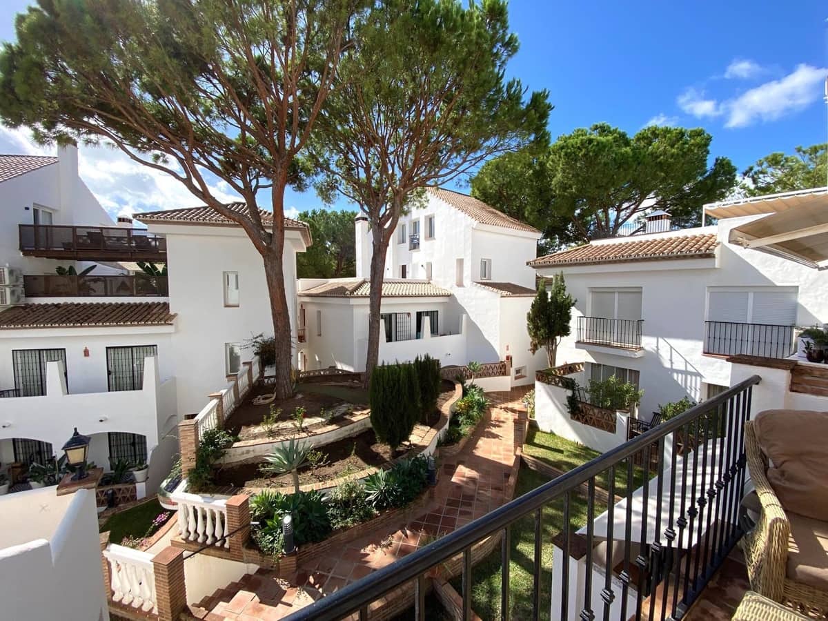 2 bedroom Penthouse for sale in Aloha Golf with pool garage - € 390,000 (Ref: 9696723)