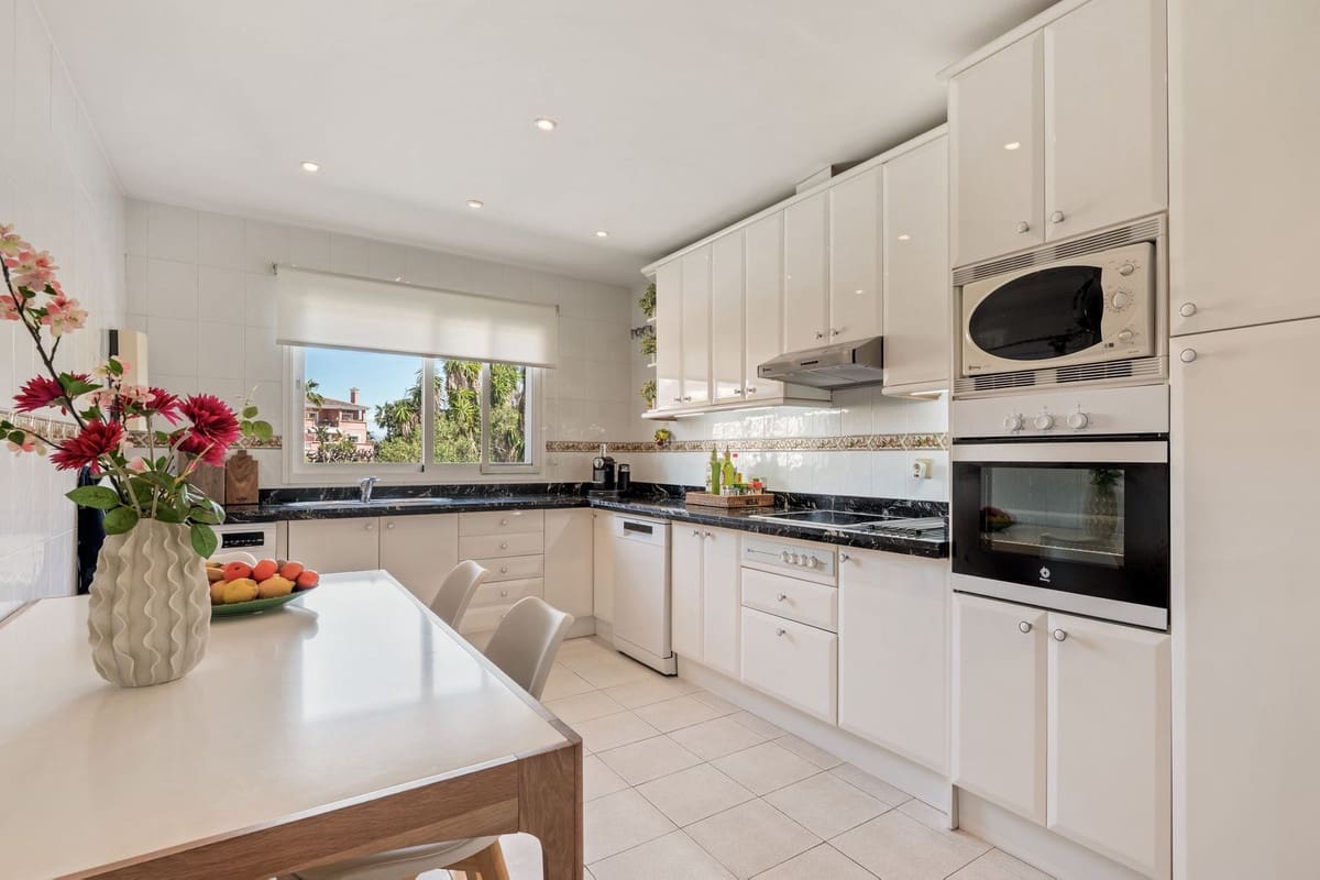 2 sovrum Takvåning till salu i Estepona med pool garage - 650 000 € (Ref: 9696725)