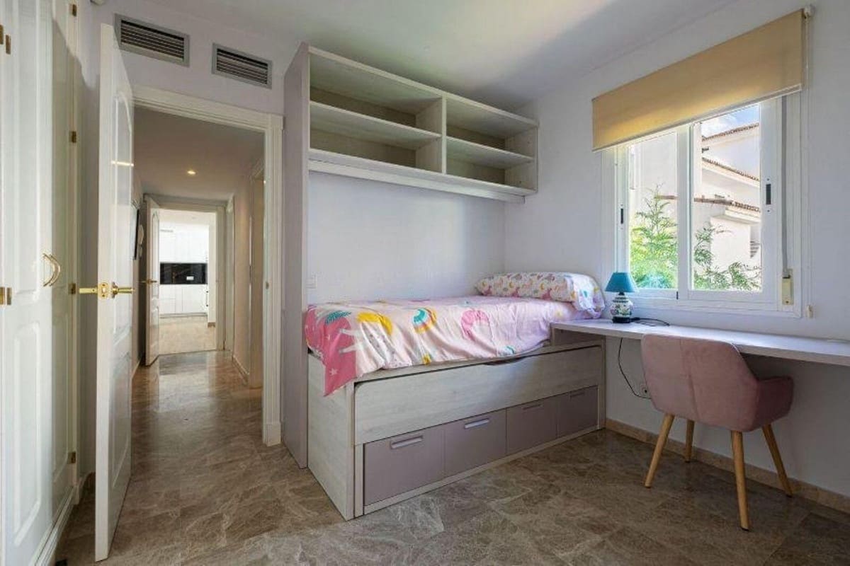 3 bedroom Apartment for sale in Nueva Andalucia with pool garage - € 599,000 (Ref: 9707678)