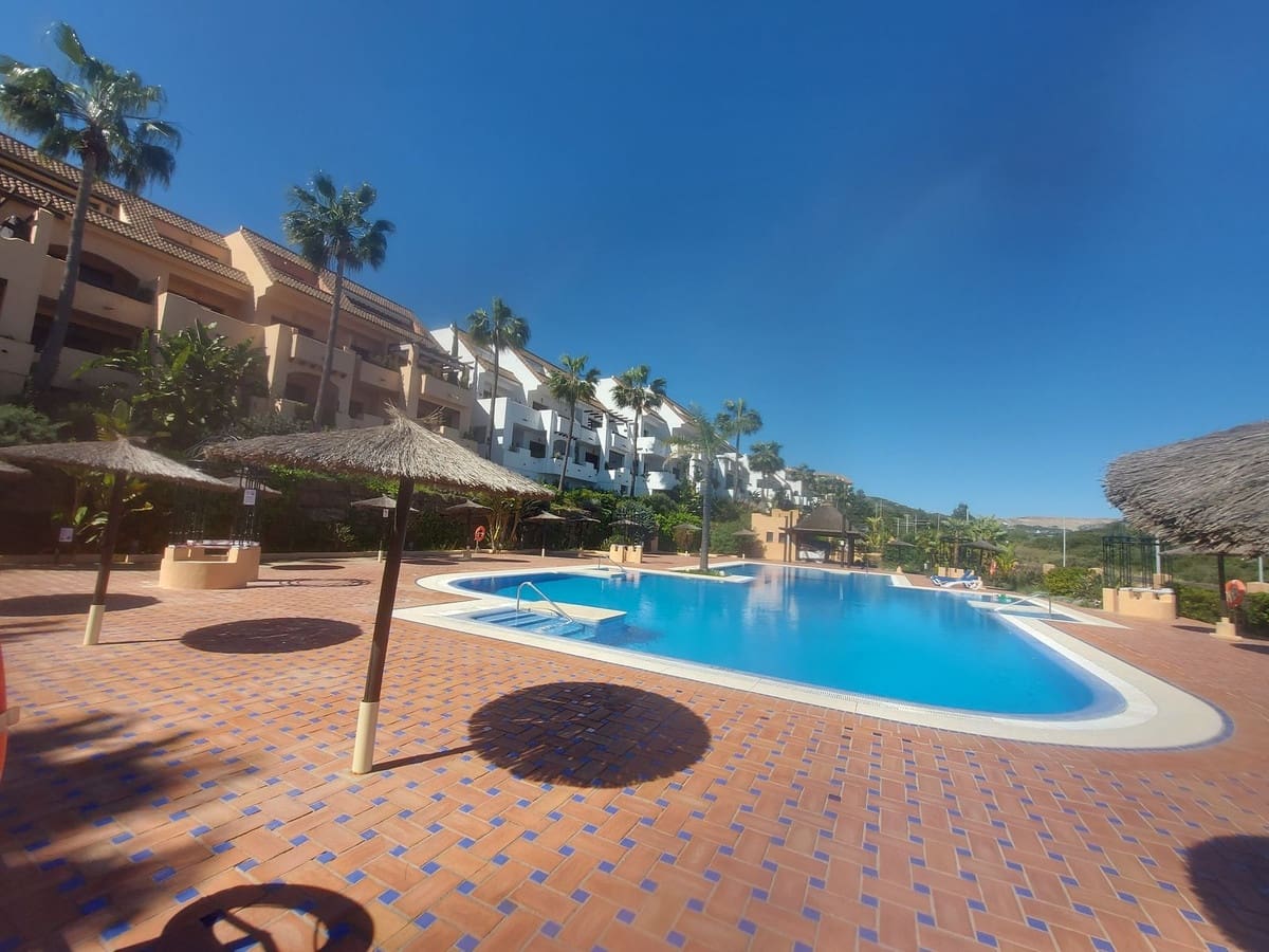 1 bedroom Penthouse for sale in La Duquesa / Puerto de la Duquesa with pool garage - € 210,000 (Ref: 9707727)