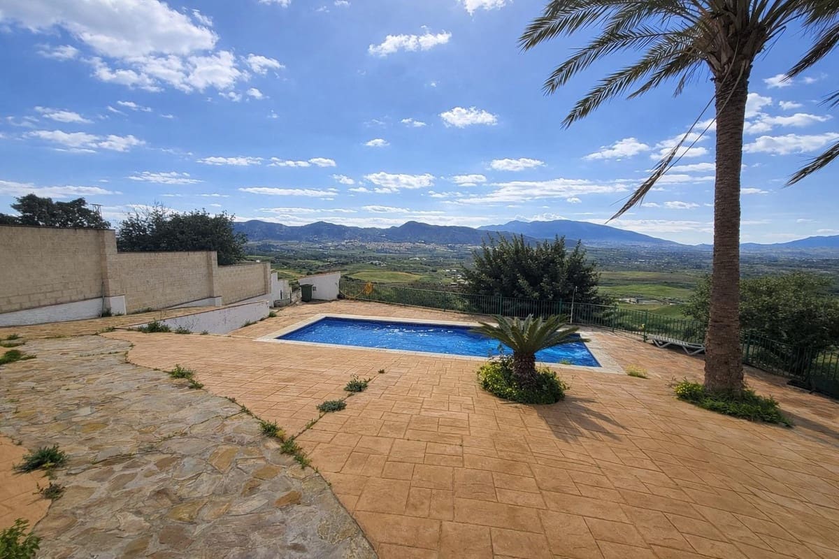 5 bedroom Finca/Country House for sale in Cartama with pool garage - € 599,000 (Ref: 9707794)