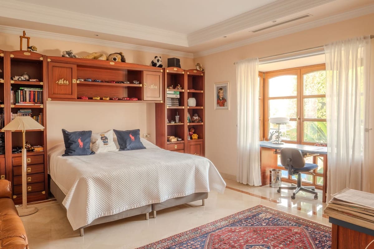 6 bedroom Villa for sale in Nueva Andalucia with pool garage - € 7,500,000 (Ref: 9707796)