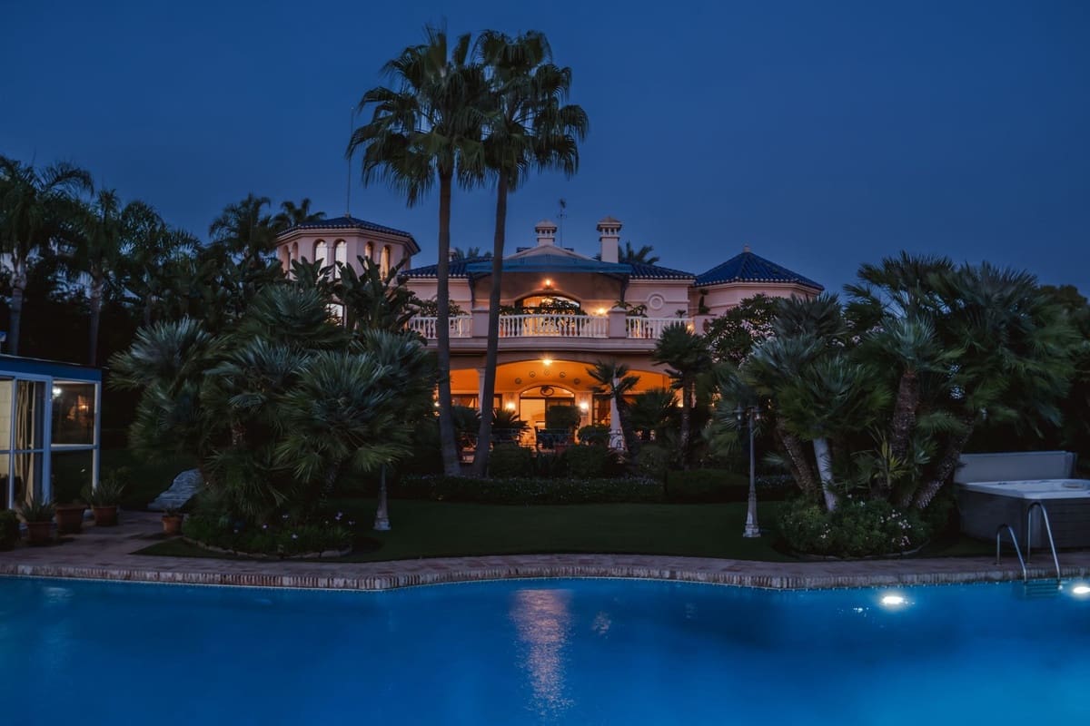 6 bedroom Villa for sale in Nueva Andalucia with pool garage - € 7,500,000 (Ref: 9707796)