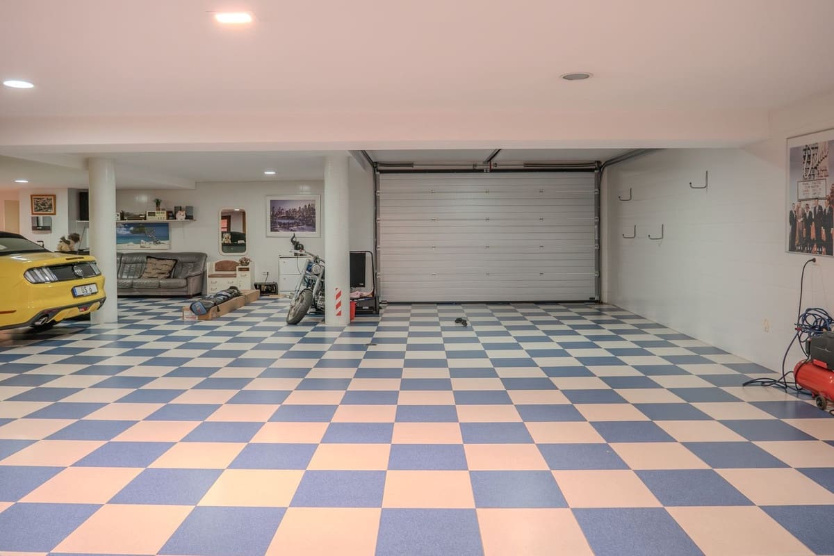 6 bedroom Villa for sale in Nueva Andalucia with pool garage - € 7,500,000 (Ref: 9707796)