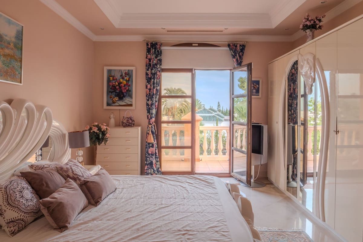 6 bedroom Villa for sale in Nueva Andalucia with pool garage - € 7,500,000 (Ref: 9707796)