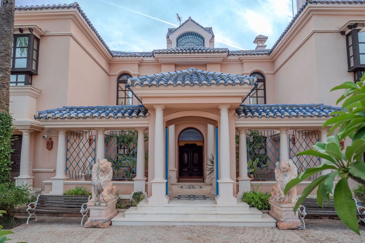 6 bedroom Villa for sale in Nueva Andalucia with pool garage - € 7,500,000 (Ref: 9707796)