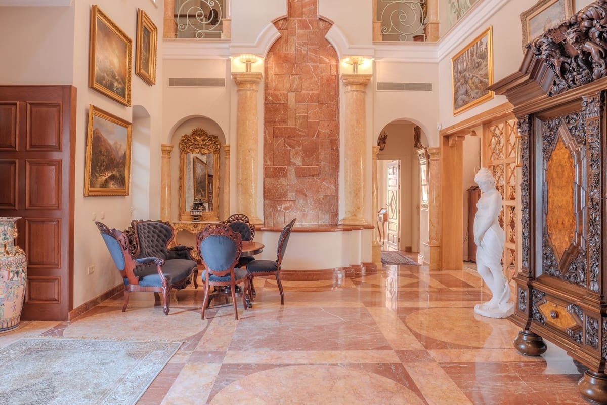 6 bedroom Villa for sale in Nueva Andalucia with pool garage - € 7,500,000 (Ref: 9707796)