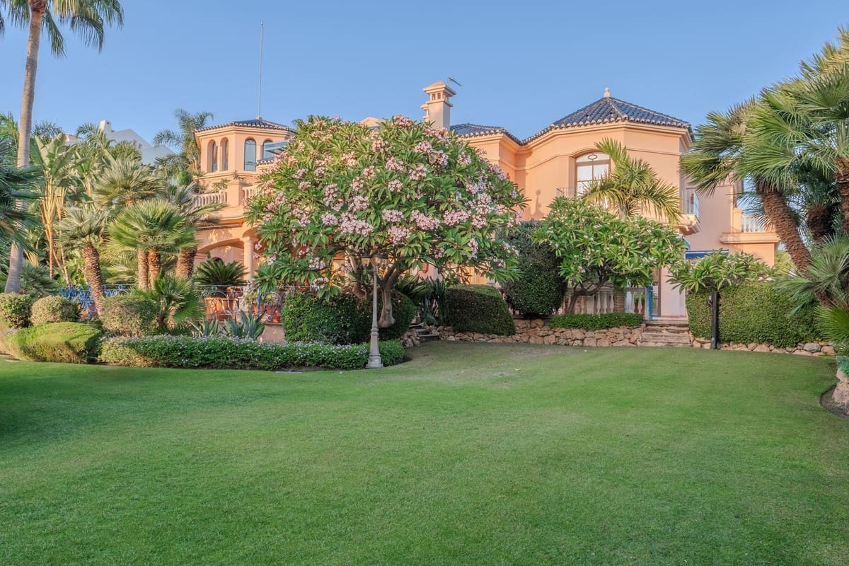 6 bedroom Villa for sale in Nueva Andalucia with pool garage - € 7,500,000 (Ref: 9707796)