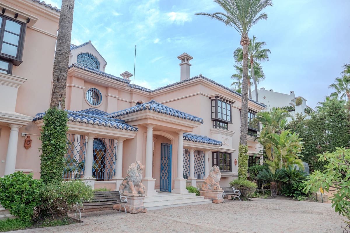 6 bedroom Villa for sale in Nueva Andalucia with pool garage - € 7,500,000 (Ref: 9707796)