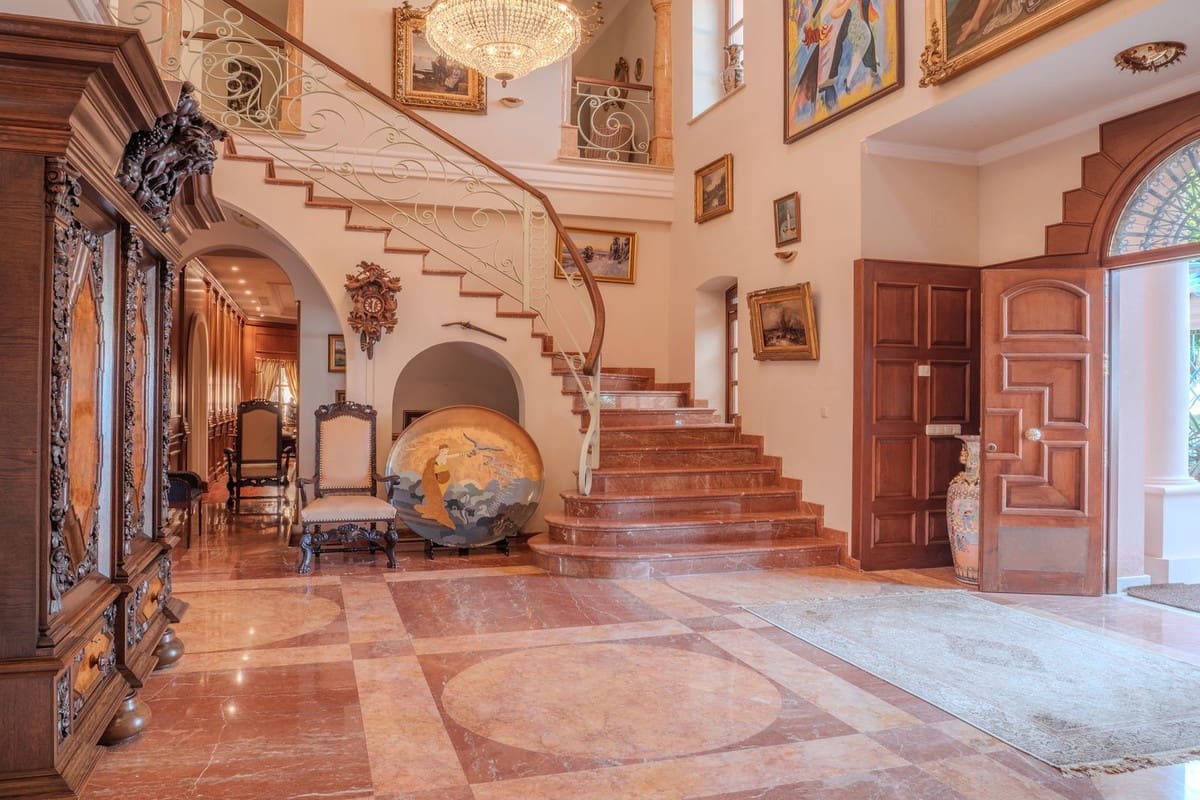 6 bedroom Villa for sale in Nueva Andalucia with pool garage - € 7,500,000 (Ref: 9707796)