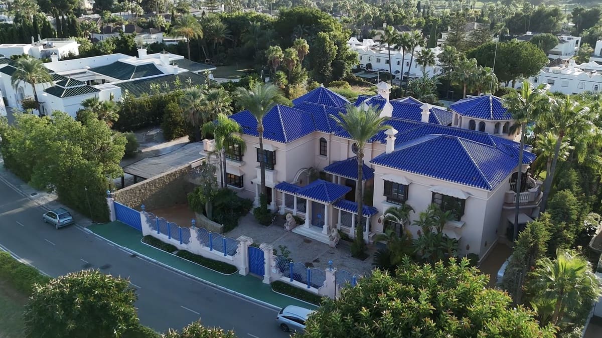 6 bedroom Villa for sale in Nueva Andalucia with pool garage - € 7,500,000 (Ref: 9707796)