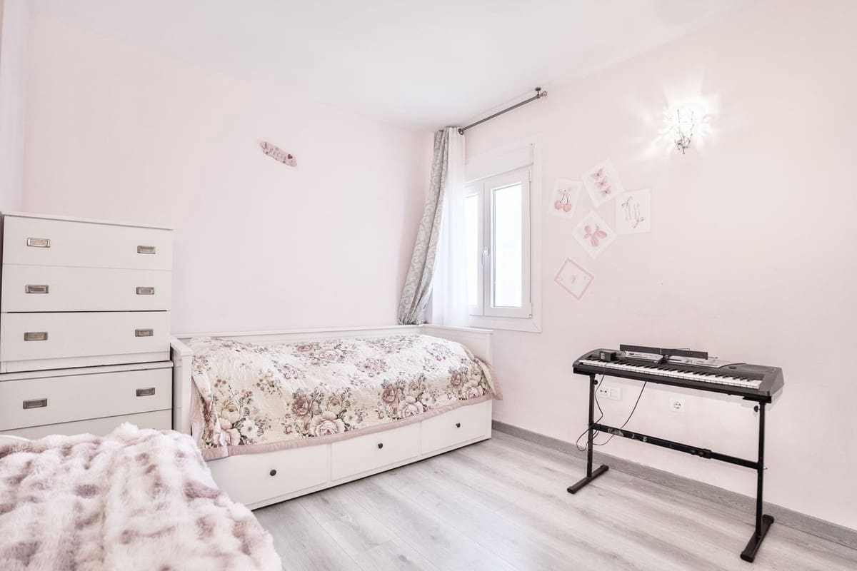 2 bedroom Apartment for sale in Nueva Andalucia with pool - € 470,000 (Ref: 9708043)