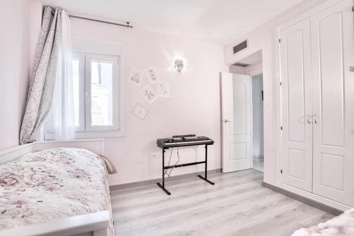 2 bedroom Apartment for sale in Nueva Andalucia with pool - € 470,000 (Ref: 9708043)