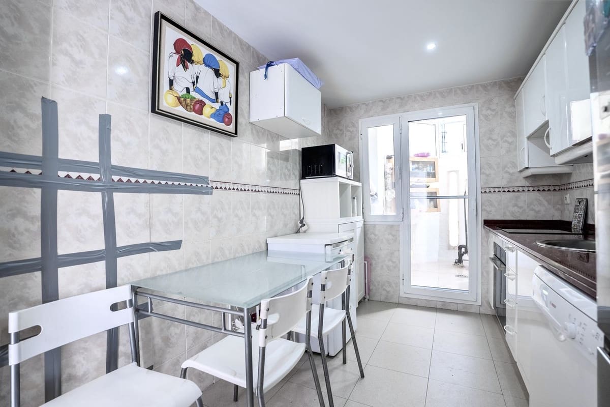 2 bedroom Apartment for sale in Nueva Andalucia with pool - € 470,000 (Ref: 9708043)