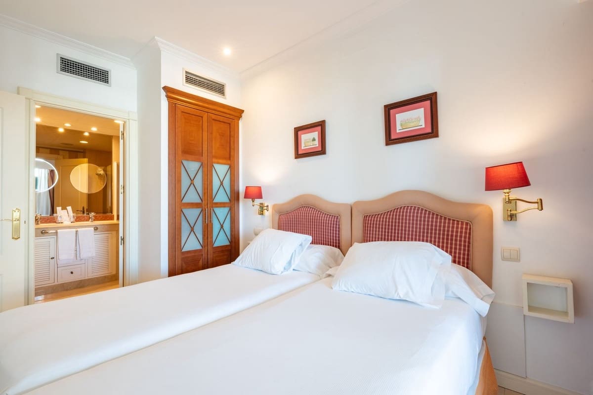 2 bedroom Apartment for sale in Marbella with pool garage - € 890,000 (Ref: 9709024)
