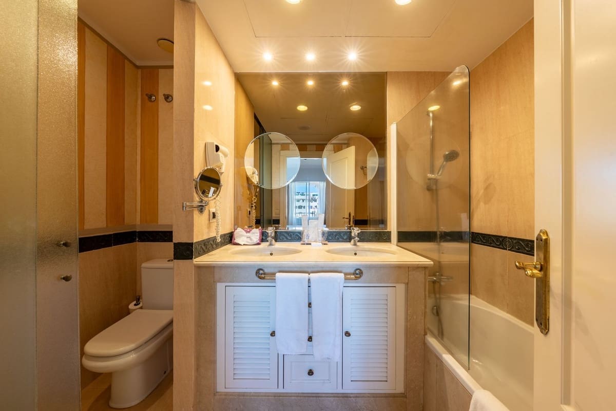 2 bedroom Apartment for sale in Marbella with pool garage - € 890,000 (Ref: 9709024)