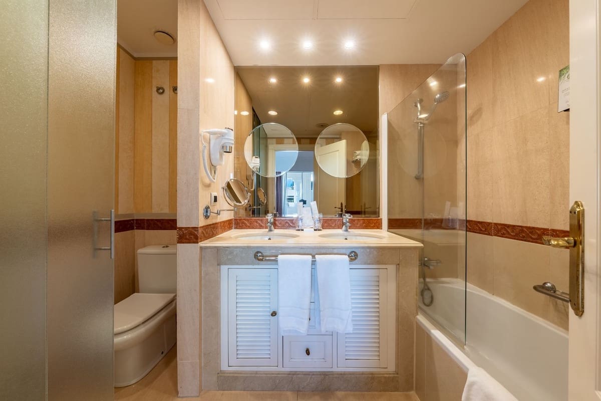 2 bedroom Apartment for sale in Marbella with pool garage - € 890,000 (Ref: 9709024)