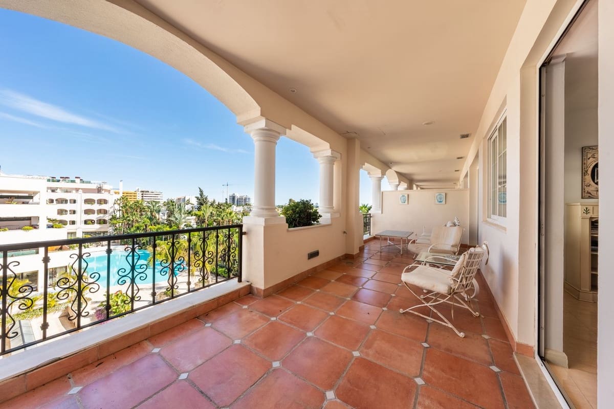 2 bedroom Apartment for sale in Marbella with pool garage - € 890,000 (Ref: 9709024)