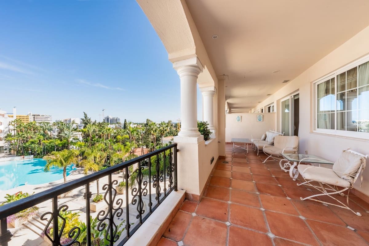 2 bedroom Apartment for sale in Marbella with pool garage - € 890,000 (Ref: 9709024)