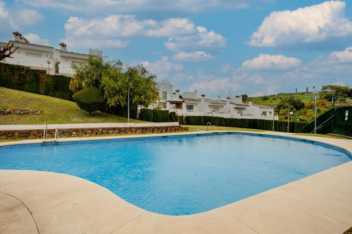 3 soverom Hus til salgs i Estepona med svømmebasseng garasje - € 665 000 (Ref: 9714094)