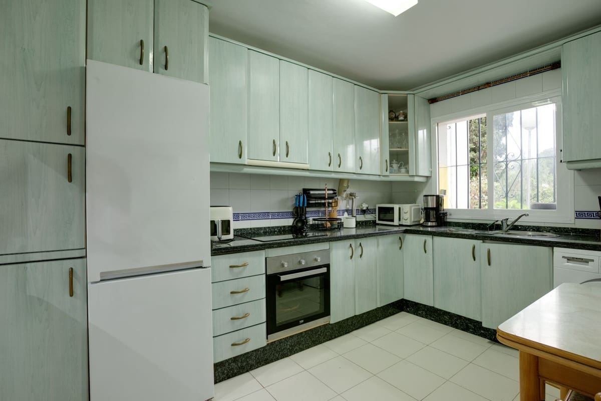 3 soverom Hus til salgs i Estepona med svømmebasseng garasje - € 665 000 (Ref: 9714094)