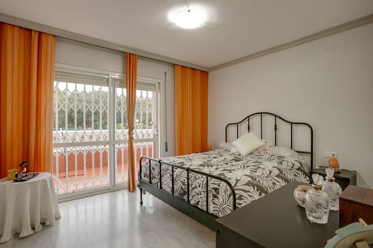 3 soverom Hus til salgs i Estepona med svømmebasseng garasje - € 665 000 (Ref: 9714094)