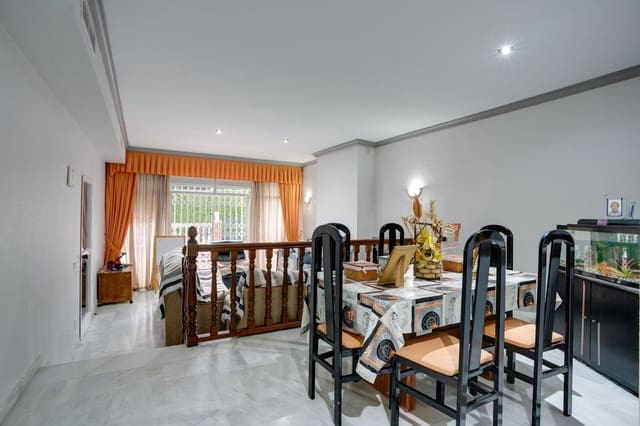 3 soverom Hus til salgs i Estepona med svømmebasseng garasje - € 665 000 (Ref: 9714094)