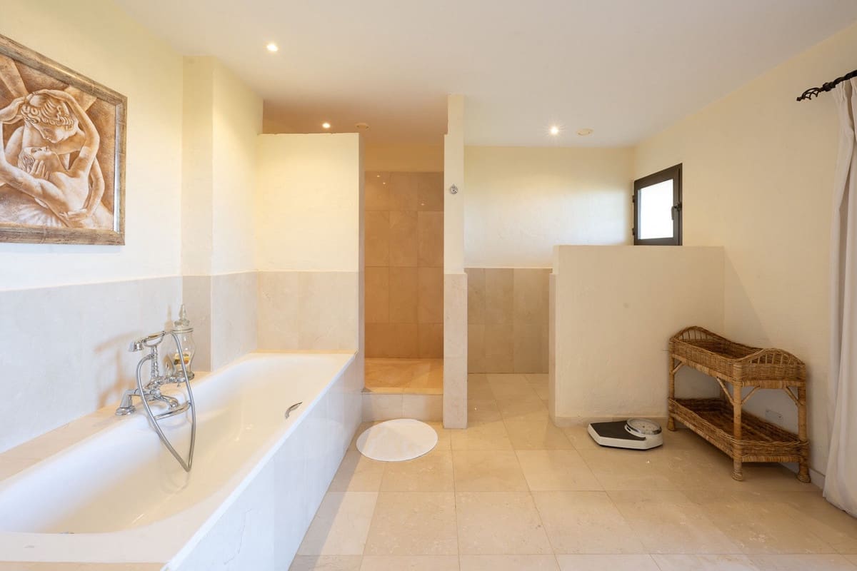 5 sypialnia Willa na sprzedaż w Marbella z basenem garażem - 2 950 000 € (Ref: 9714125)