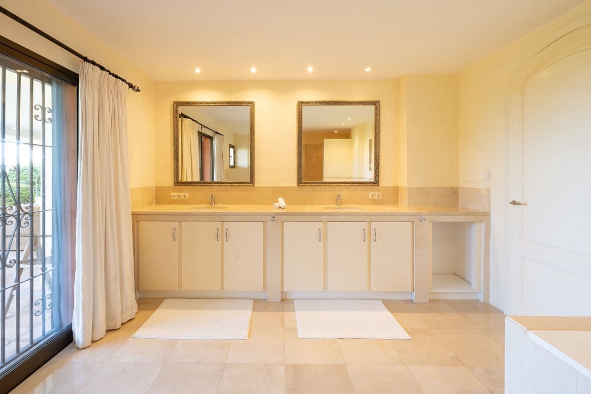 5 sypialnia Willa na sprzedaż w Marbella z basenem garażem - 2 950 000 € (Ref: 9714125)