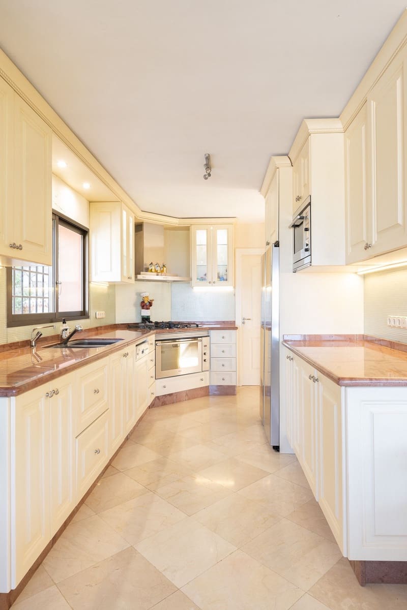 5 sypialnia Willa na sprzedaż w Marbella z basenem garażem - 2 950 000 € (Ref: 9714125)