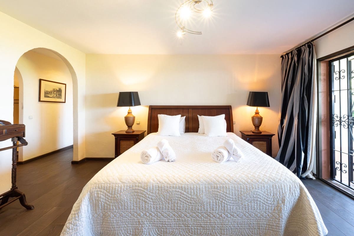 5 sypialnia Willa na sprzedaż w Marbella z basenem garażem - 2 950 000 € (Ref: 9714125)