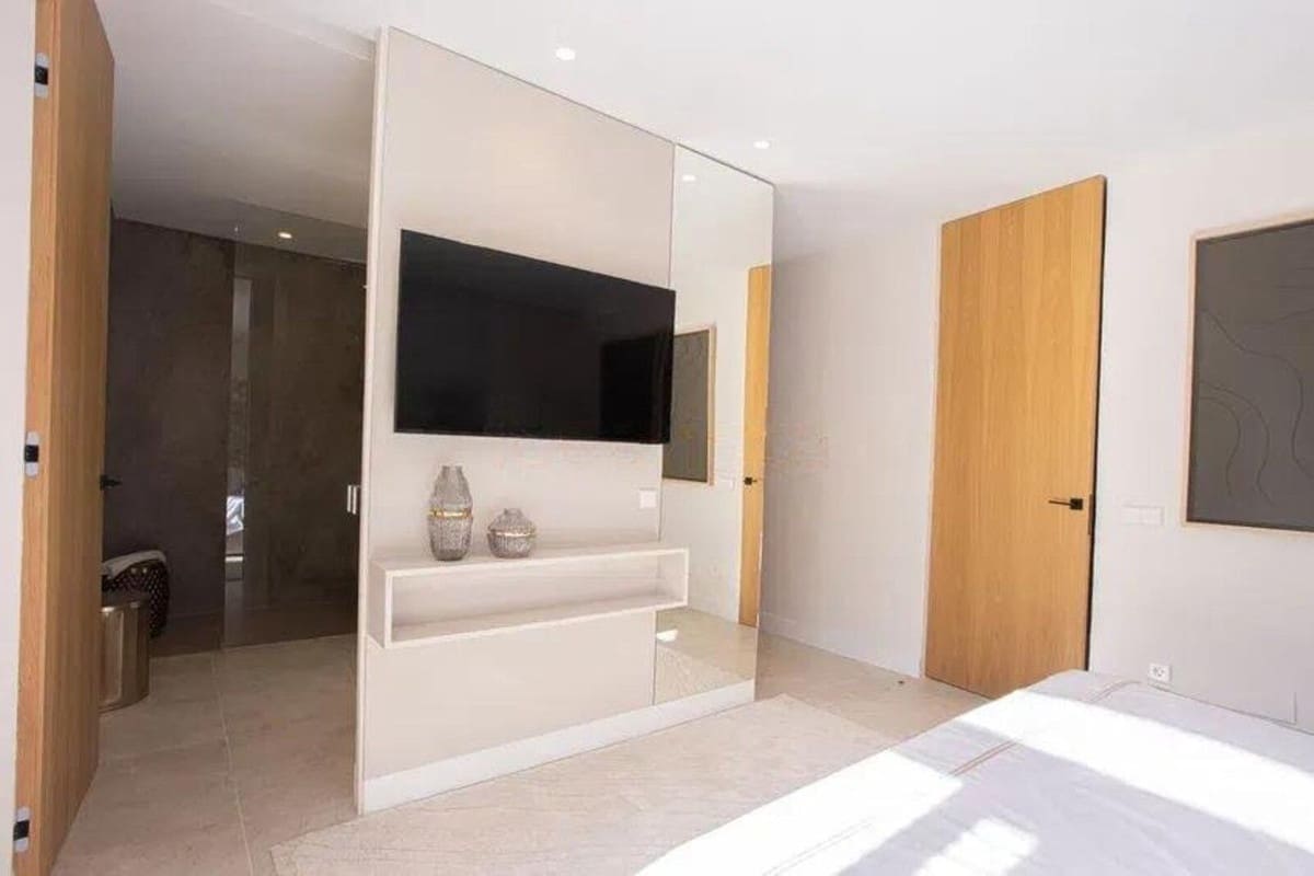 4 bedroom Penthouse for sale in Nueva Andalucia with pool garage - € 1,195,000 (Ref: 9714149)