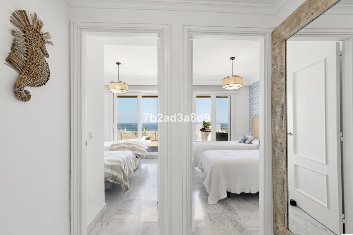 3 slaapkamer Penthouse te koop in Puerto Banus met garage - € 2.300.000 (Ref: 9716590)