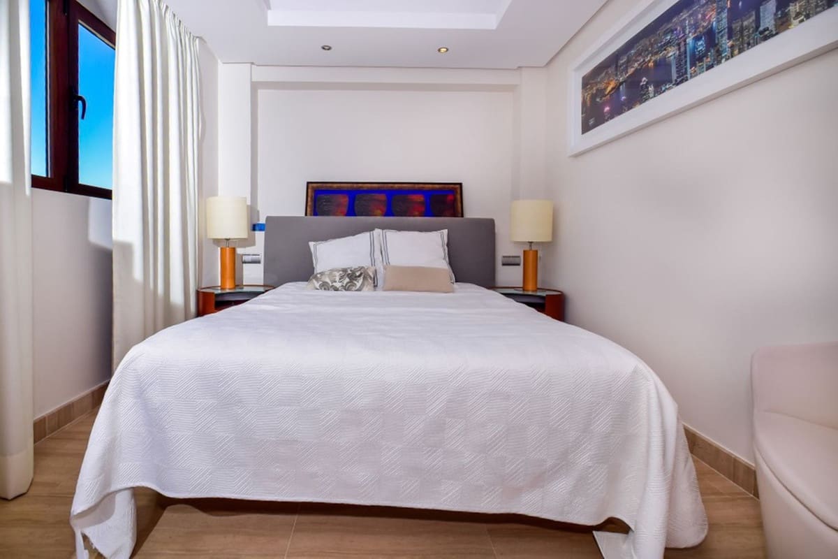 4 chambre Penthouse à vendre à New Golden Mile avec piscine garage - 1 150 000 € (Ref: 9720451)