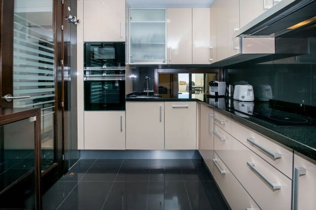 Ático de 4 habitaciones en New Golden Mile, Estepona en venta con piscina garaje - 999.000 € (Ref: 9720451)