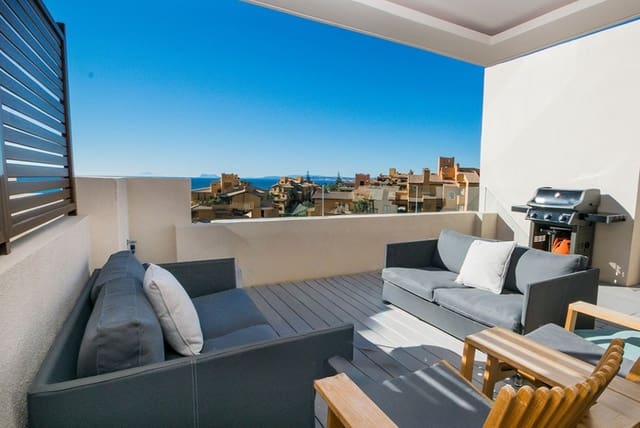 Ático de 4 habitaciones en New Golden Mile, Estepona en venta con piscina garaje - 999.000 € (Ref: 9720451)