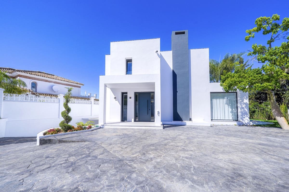 5 bedroom Villa for sale in Nueva Andalucia with pool garage - € 3,150,000 (Ref: 9720522)