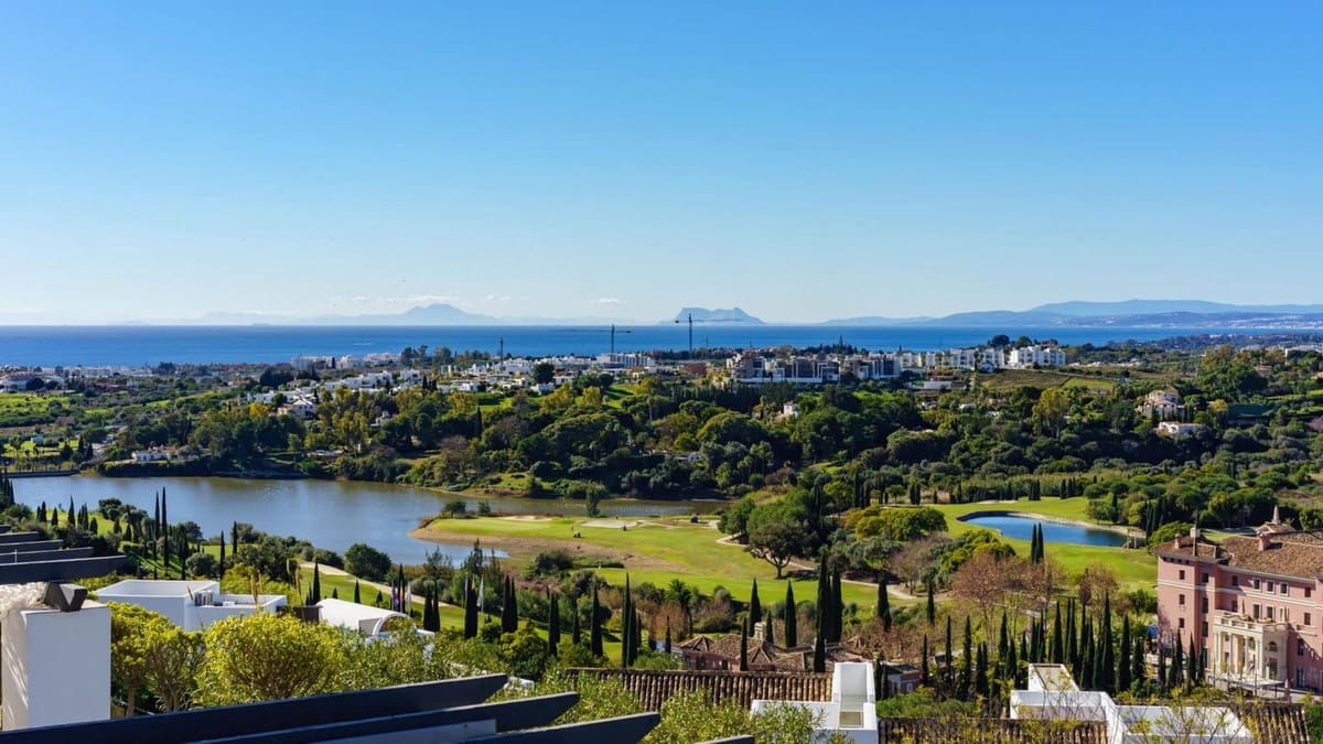 2 bedroom Apartment for sale in Benahavis with pool - € 395,000 (Ref: 9720526)