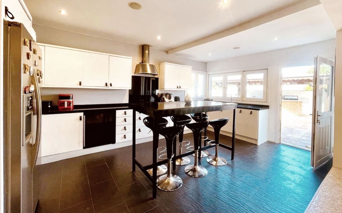 4 chambre Villa/Maison à vendre à La Duquesa / Puerto de la Duquesa avec piscine - 775 000 € (Ref: 9723478)