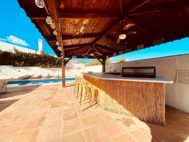 4 soverom Villa til salgs i La Duquesa / Puerto de la Duquesa, Manilva med svømmebasseng - € 775 000 (Ref: 9723478)