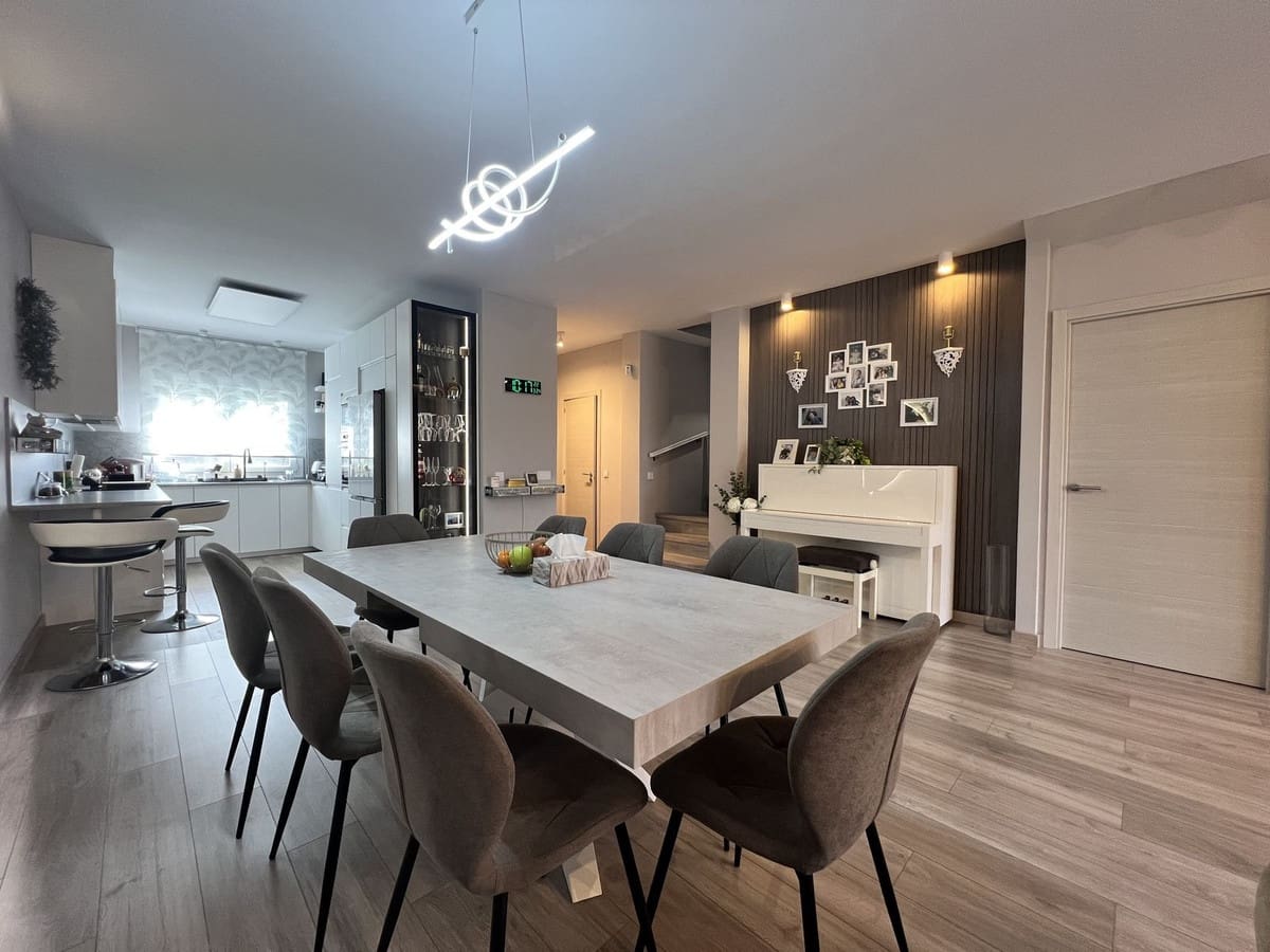 3 quarto Casa em Banda para venda em Estepona com piscina garagem - 795 000 € (Ref: 9723482)