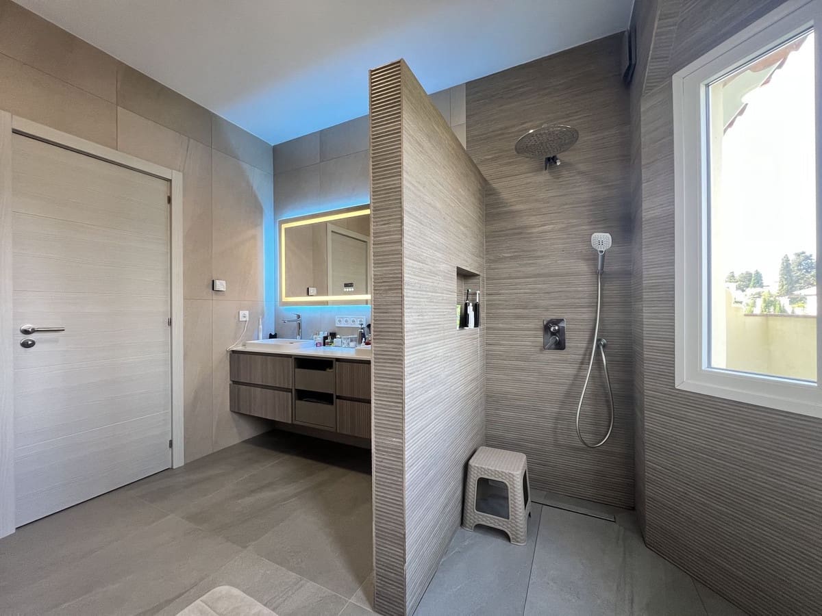 3 quarto Casa em Banda para venda em Estepona com piscina garagem - 795 000 € (Ref: 9723482)