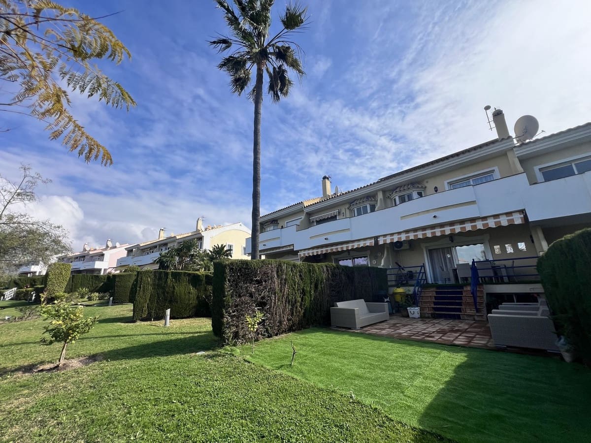 3 quarto Casa em Banda para venda em Estepona com piscina garagem - 795 000 € (Ref: 9723482)