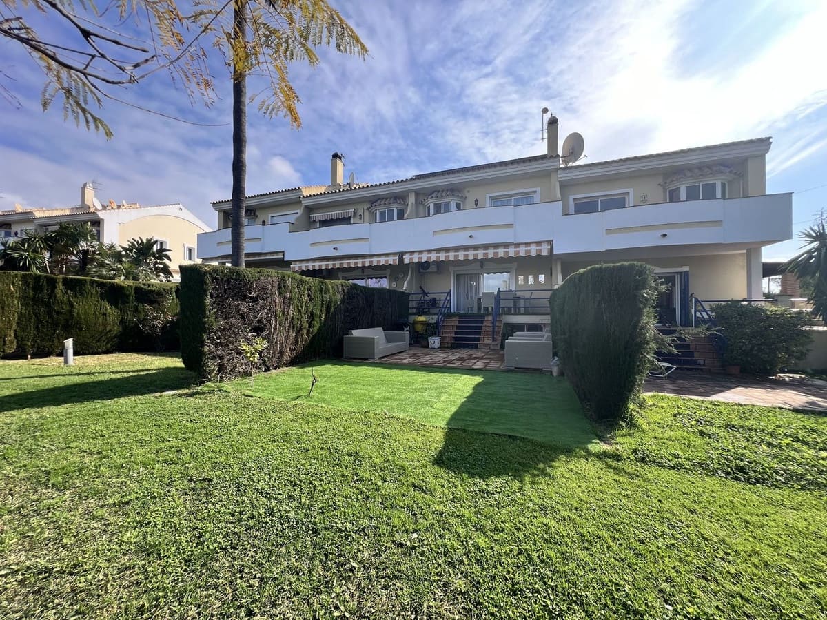 3 quarto Casa em Banda para venda em Estepona com piscina garagem - 795 000 € (Ref: 9723482)
