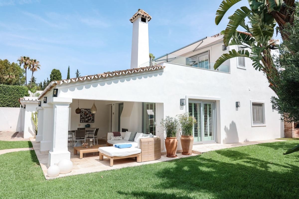 3 bedroom Villa for sale in La Quinta with pool garage - € 1,990,000 (Ref: 9724900)